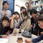 ケーキがっついてます。笑