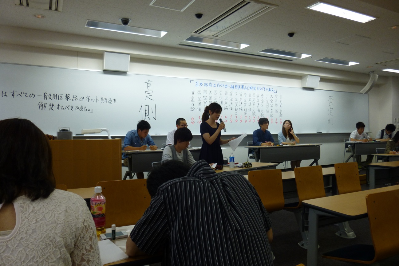 立論を読んでいる岡本さん