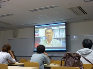 永松先生の顔をみんな真剣に見ています。笑