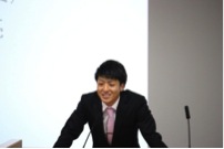 発表する阿形。 詳しくはYouTubeで永松ゼミを検索