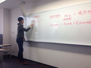 説明する堺さん