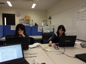 ディベートの準備を頑張る学生たち