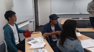 肯定側の打ち合わせを待つ木村・十河・高畑