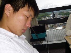 あまりの難しさに寝ているふみ氏。笑