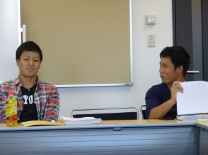 発表前に相談している阿形君と中村君